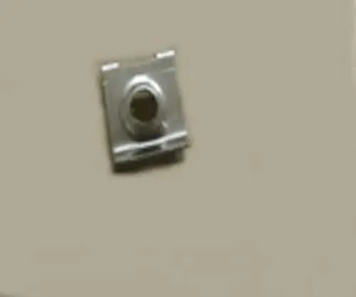 Runder metallener Clip von Remeha, montiert an einer hellen Wand, für die Befestigung von Gasgeräten, möglicherweise Teil eines Heizsystems.